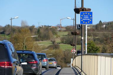 Voitures sur un pont à la frontière