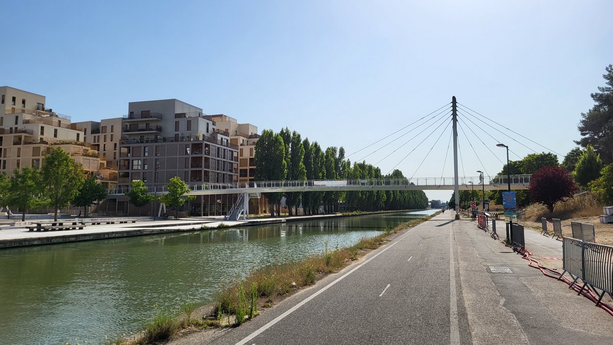 Eine der verbindenden Brücken über den Kanal. Quelle: Corinna Jürgens 2022.