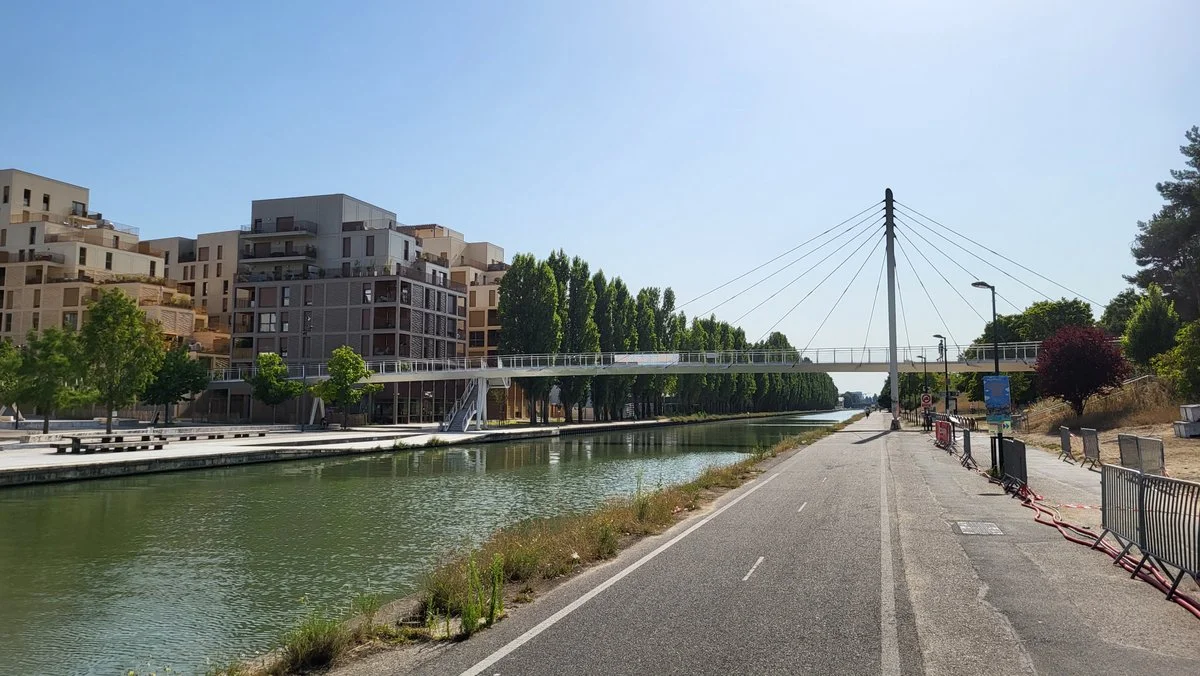 Eine der verbindenden Brücken über den Kanal. Quelle: Corinna Jürgens 2022.