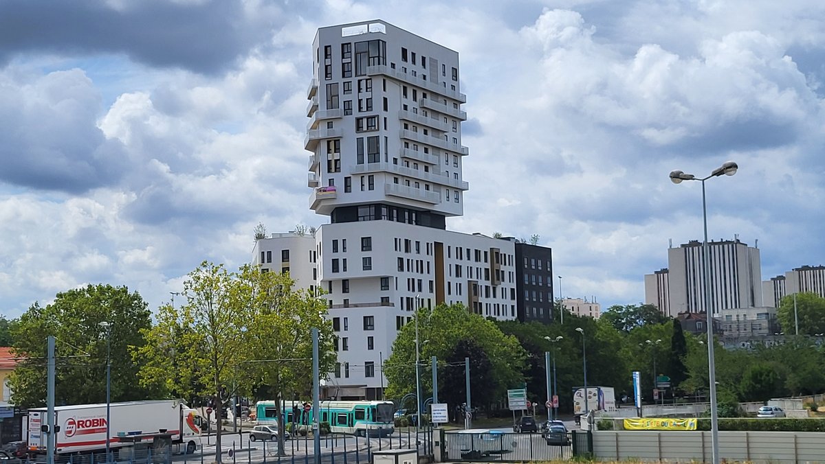 Neubauten am künftigen zentralen Verkehrsknotenpunkt Pont de Bondy. Quelle: Florian Weber 2023.